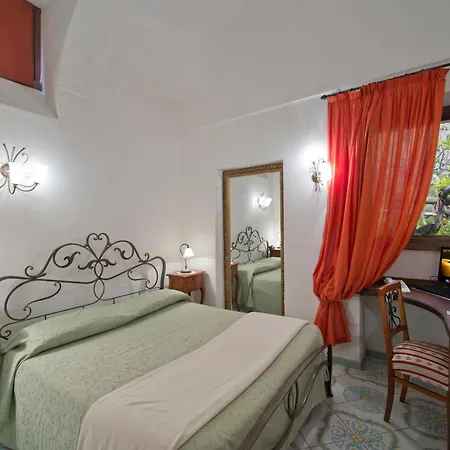 L'antico Borgo Dei Limoni Bed and Breakfast 4*