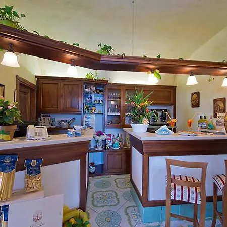 L'antico Borgo Dei Limoni Bed & Breakfast 2*